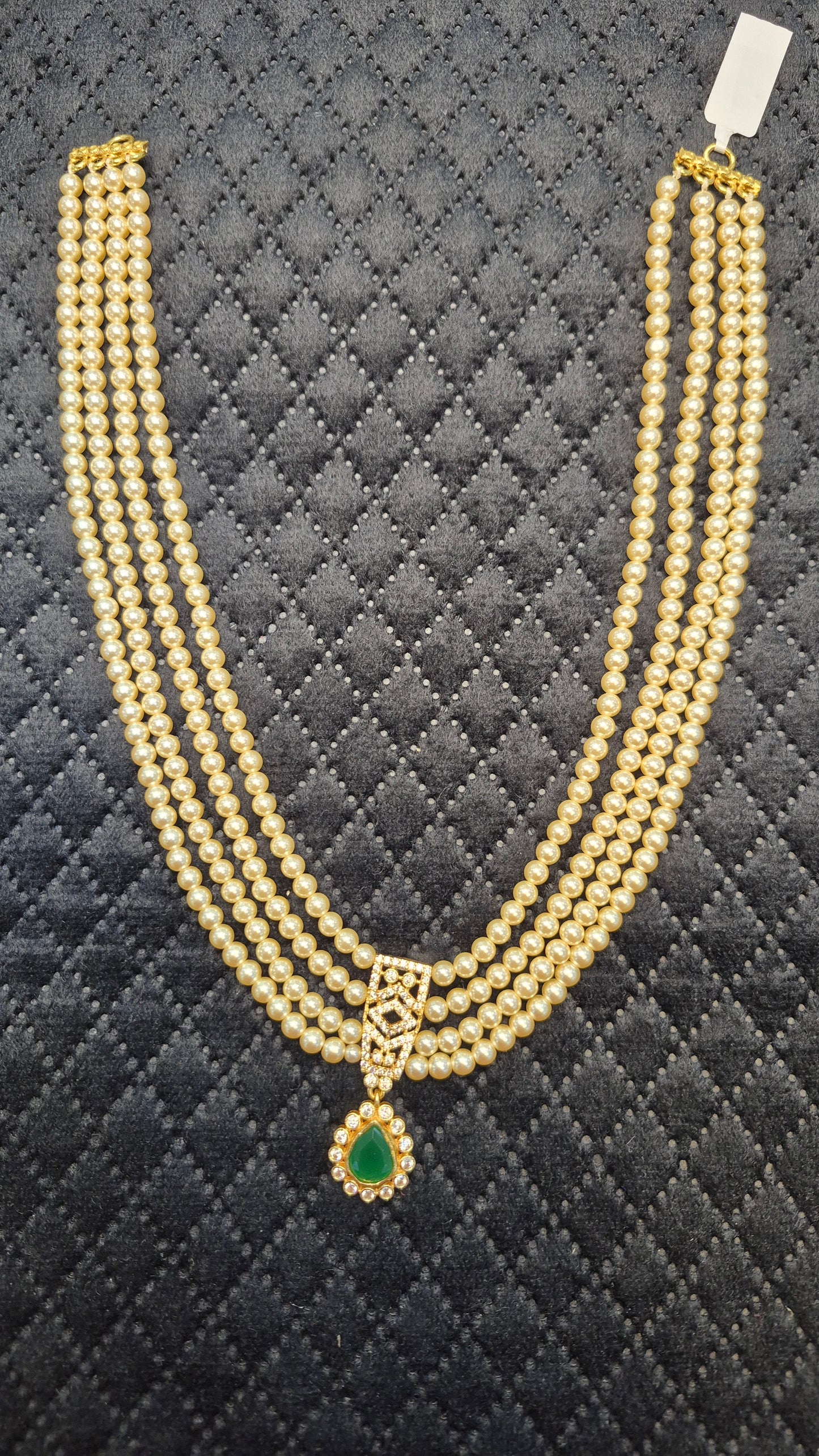 4 layer Short Necklace in pearls with White and Green stones