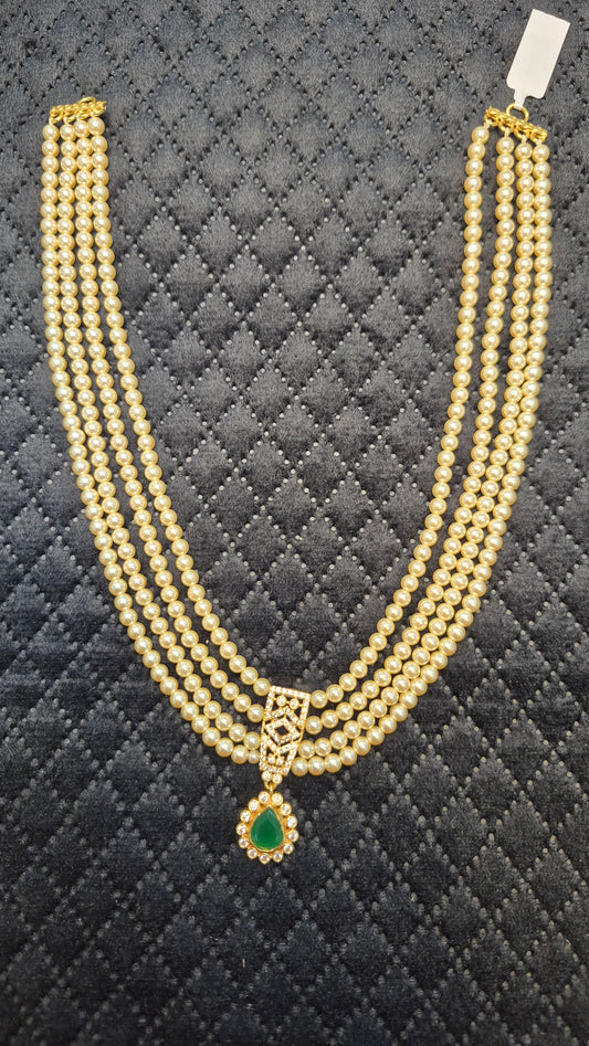 4 layer Short Necklace in pearls with White and Green stones