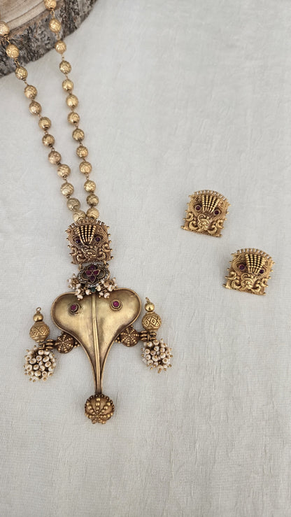 Contemporary pearls chain