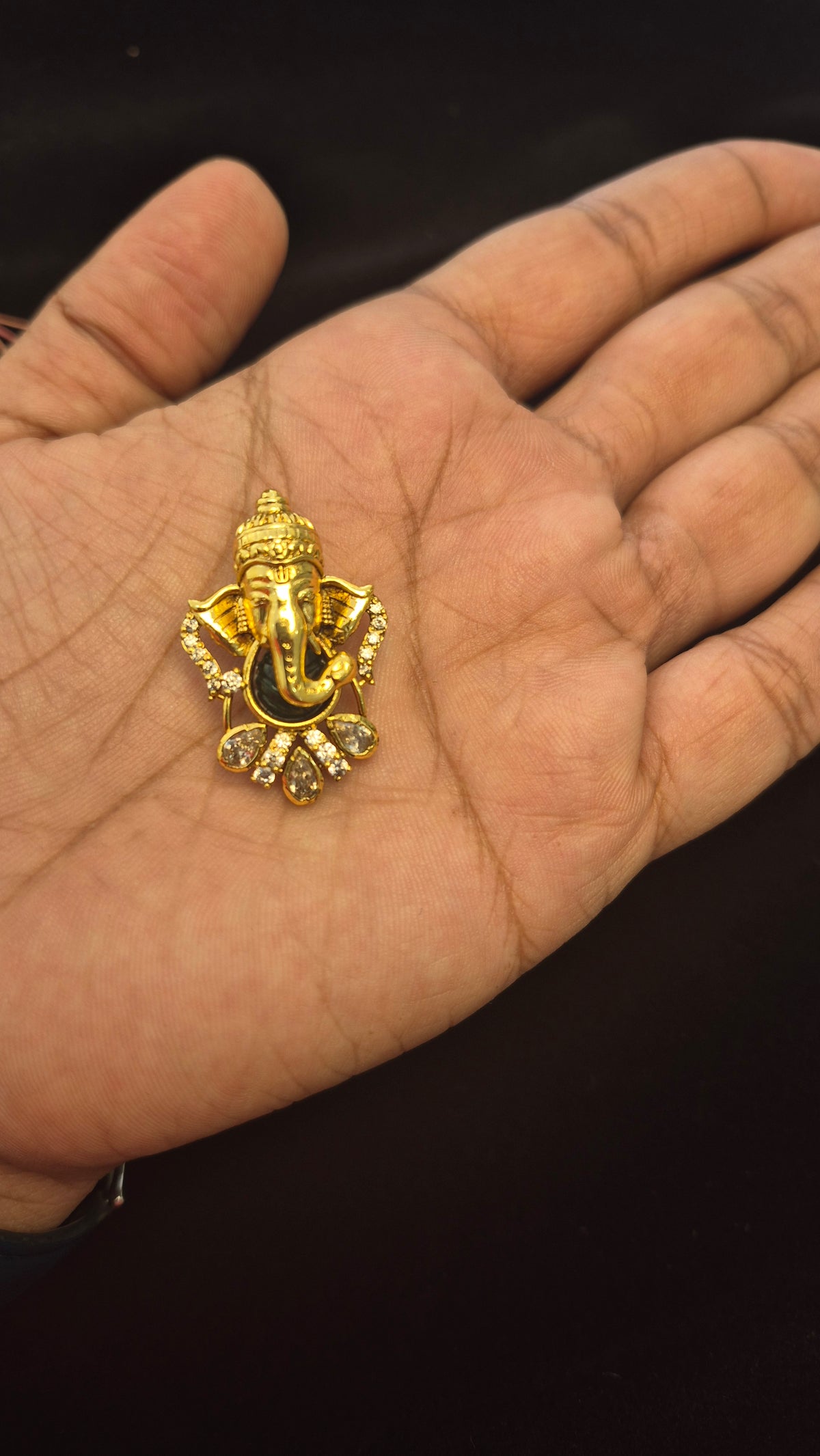 Ganesha pendant with leaf carved green stone