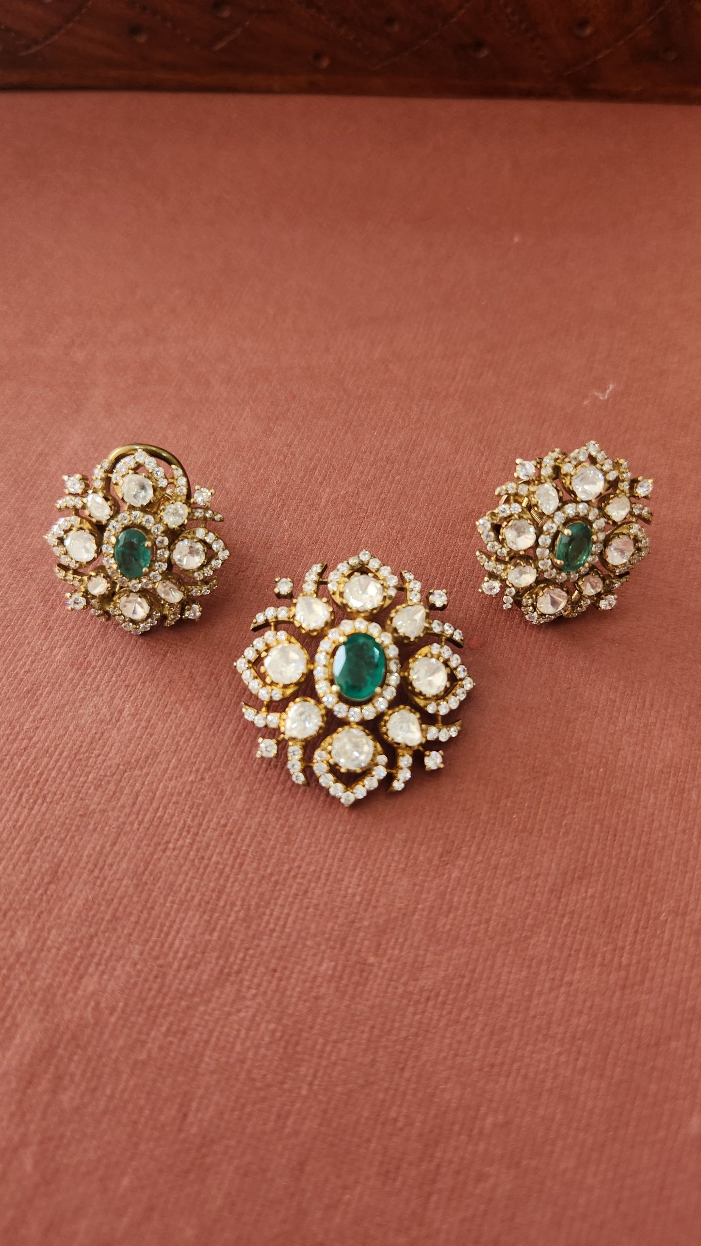 Hasli with Green stone Victorian pendant set