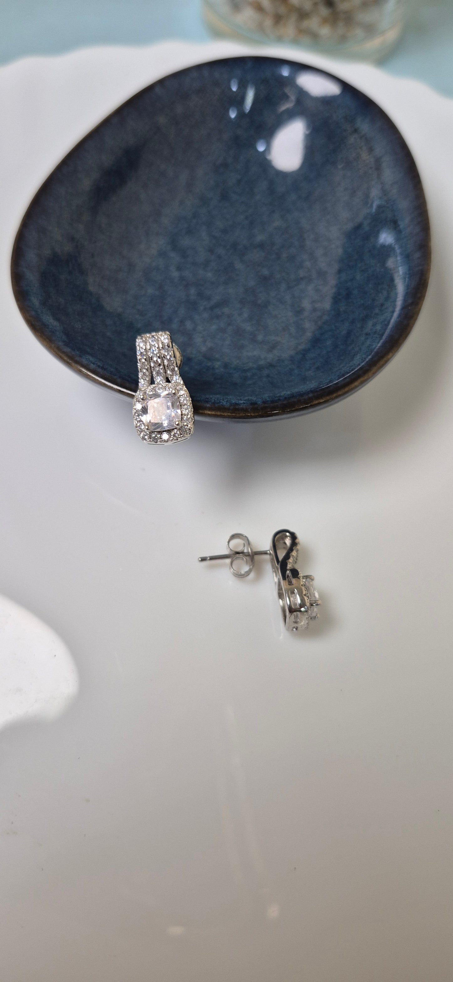 Zircon stud