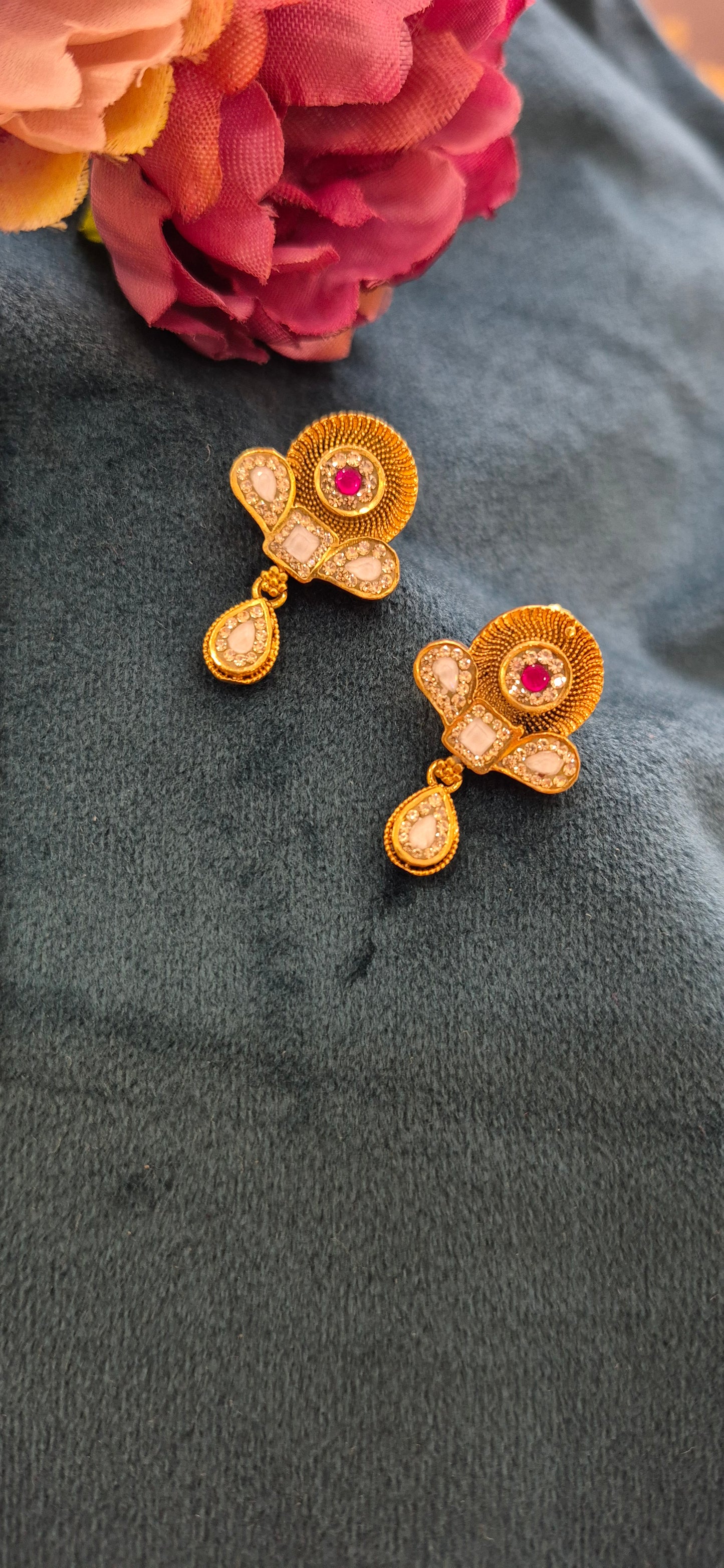 Exclusive sanch mangalsutra pendant with earrings
