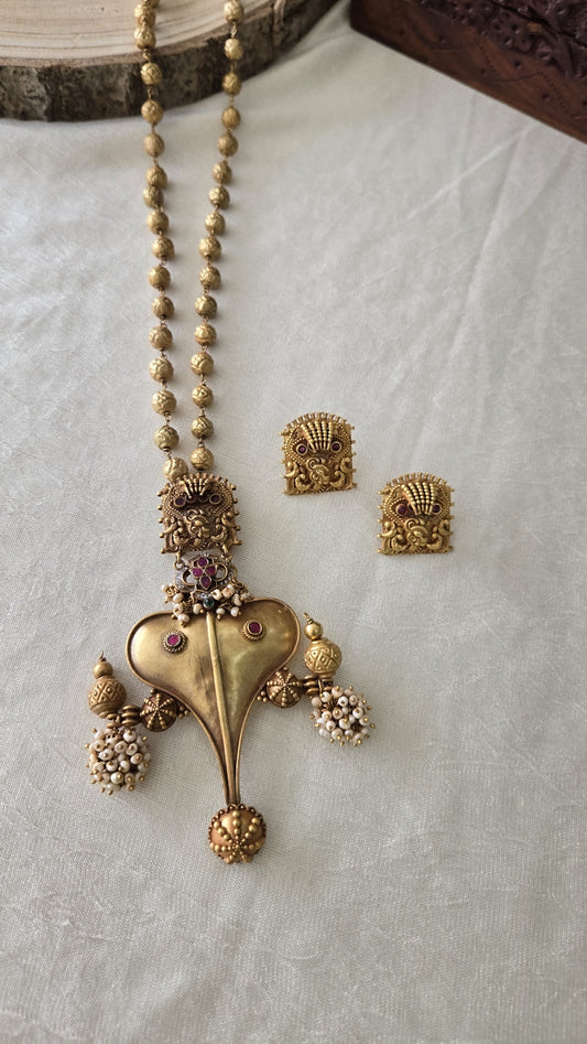 Contemporary pearls chain