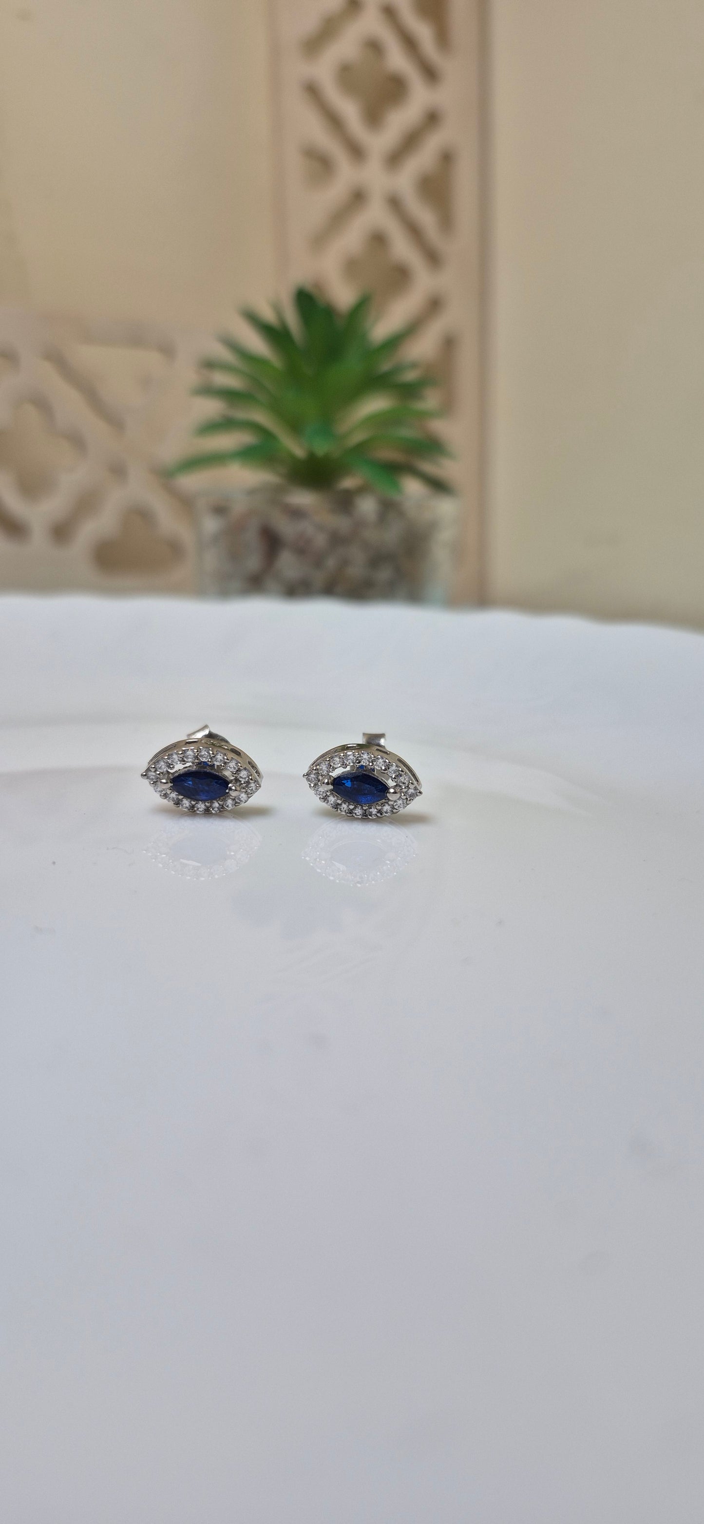 Blue eyes stud