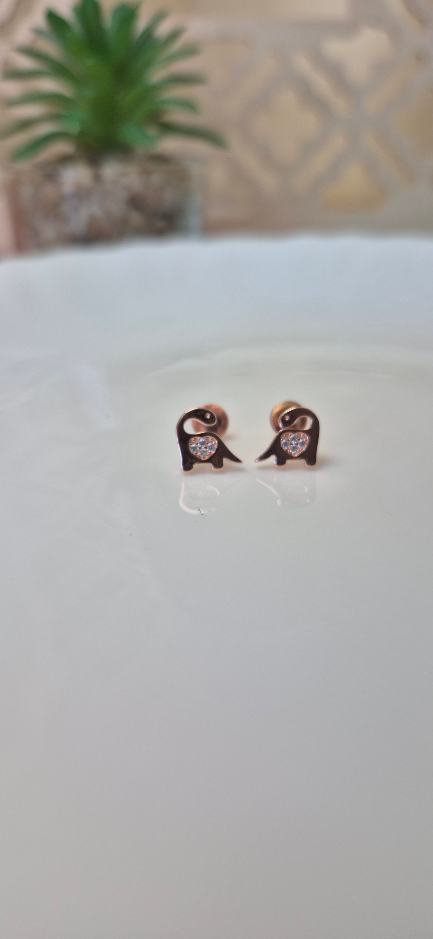 Dino rose gold stud