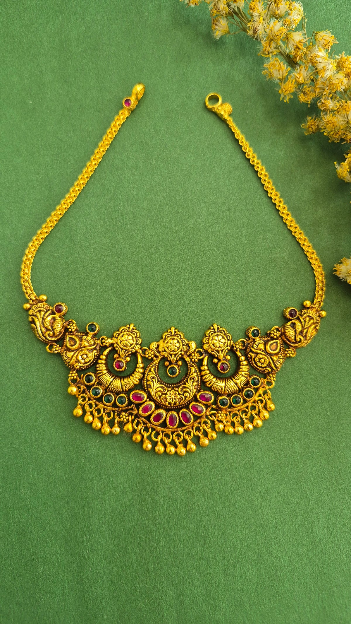 Nakas chandbali short necklack with gold balls