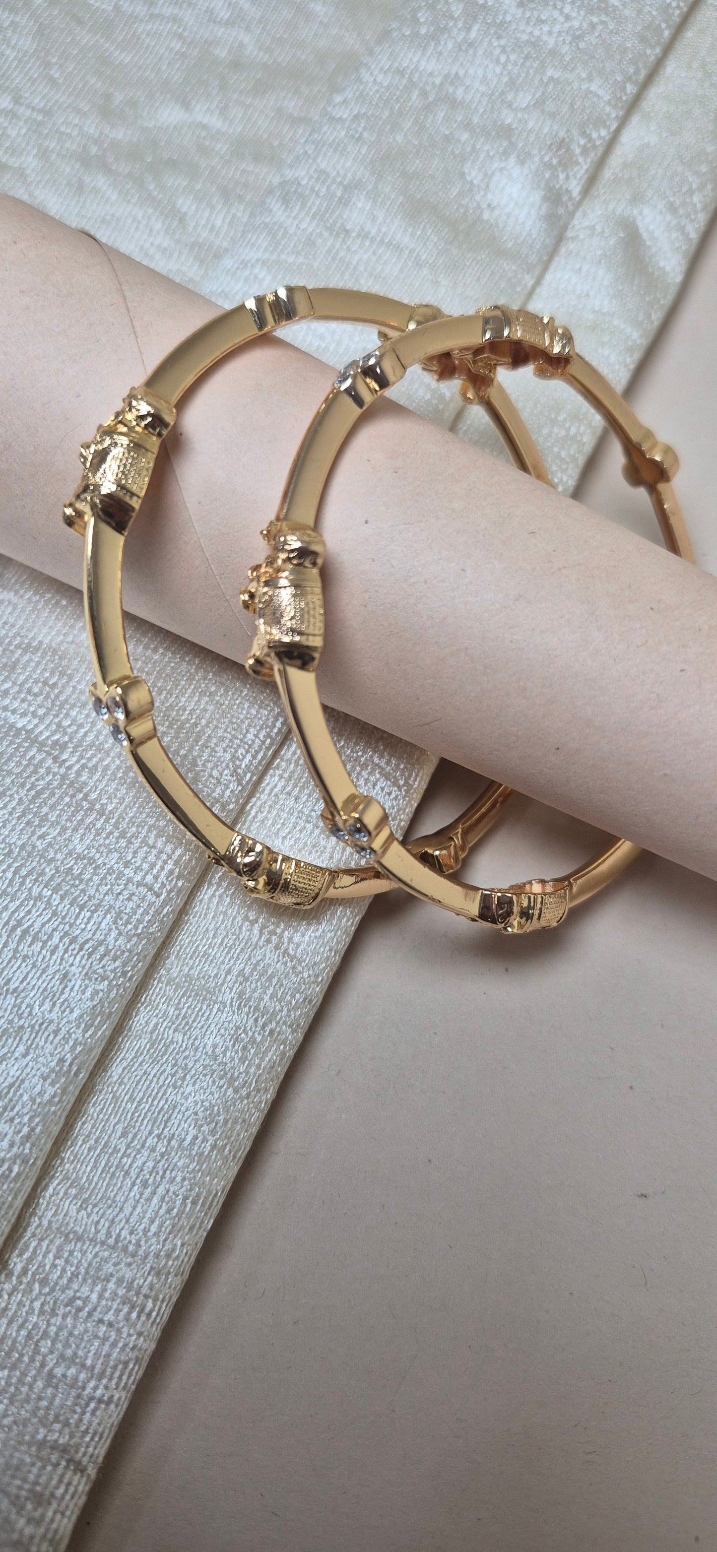 Close setting elephant bangles
