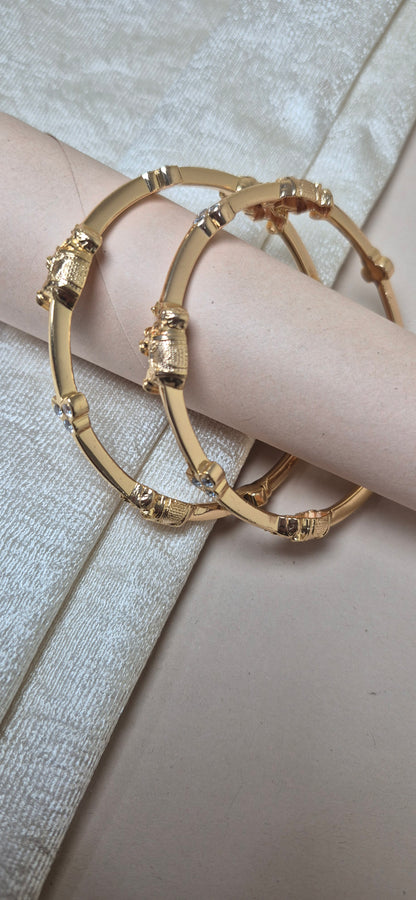 Close setting elephant bangles