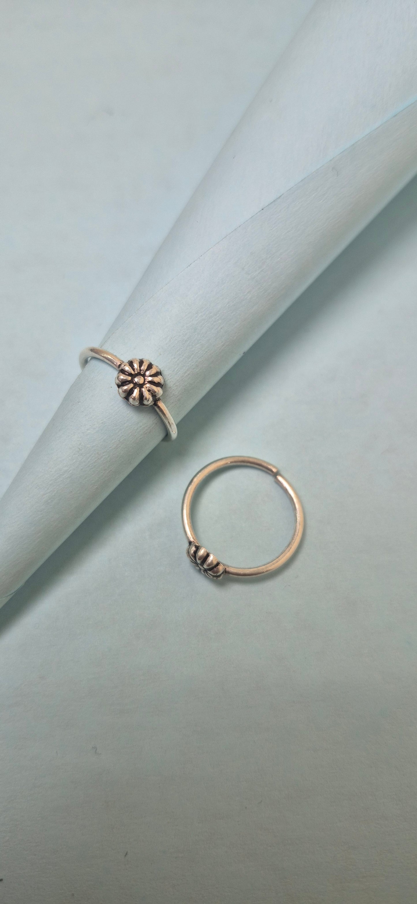 Minimals flower toe ring