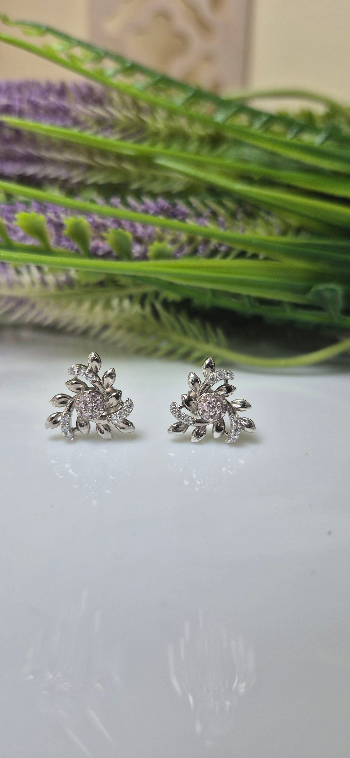 Tri leaf stud