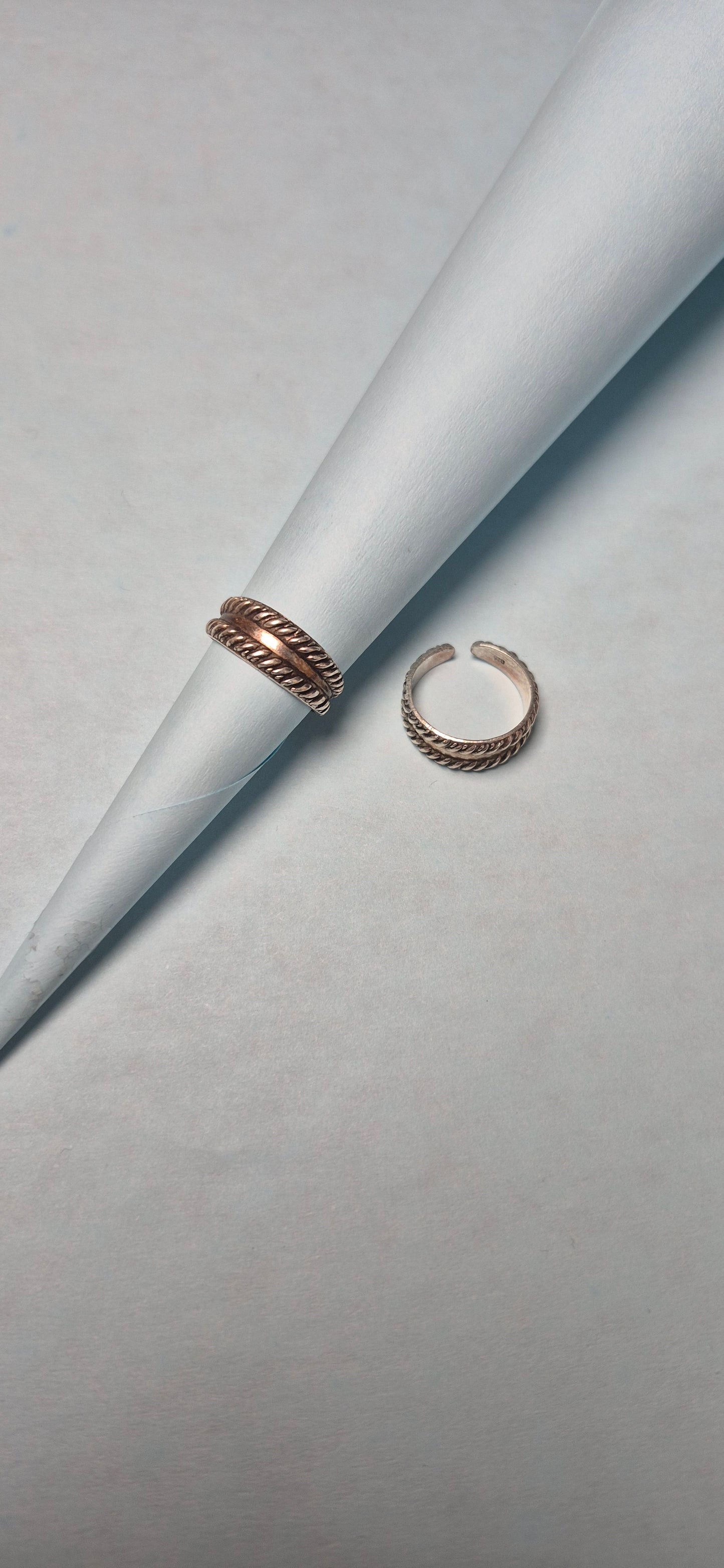 Twisted thread toe ring