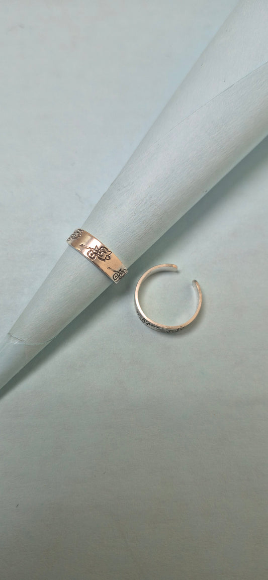 Simple roses toe rings