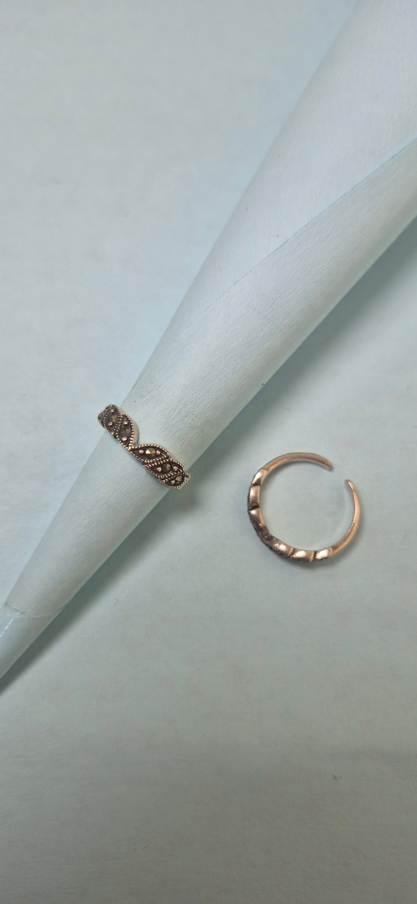 Black tourmaline flower toe ring