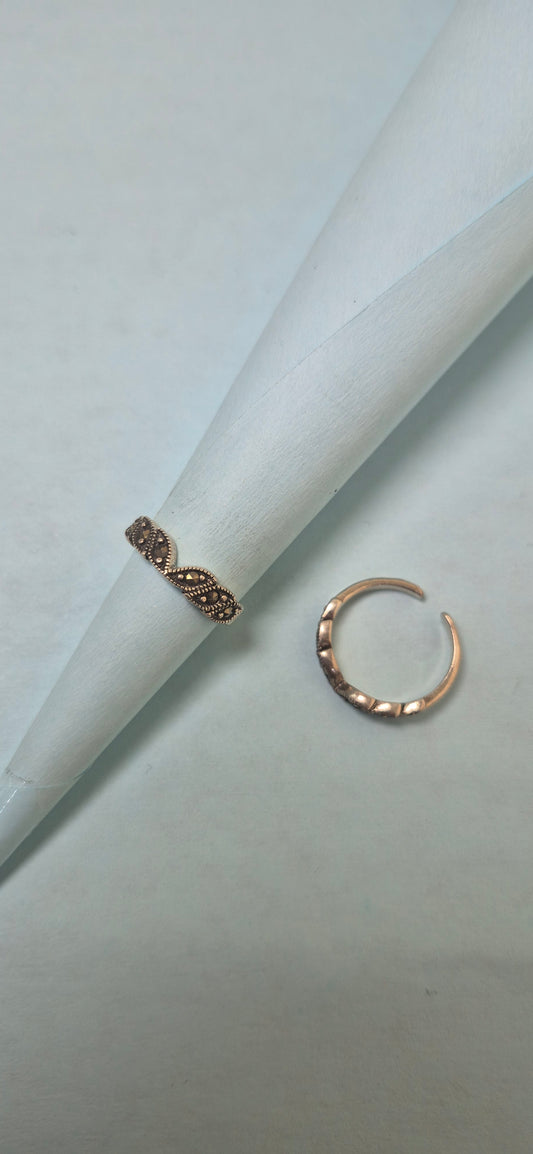 Black tourmaline flower toe ring