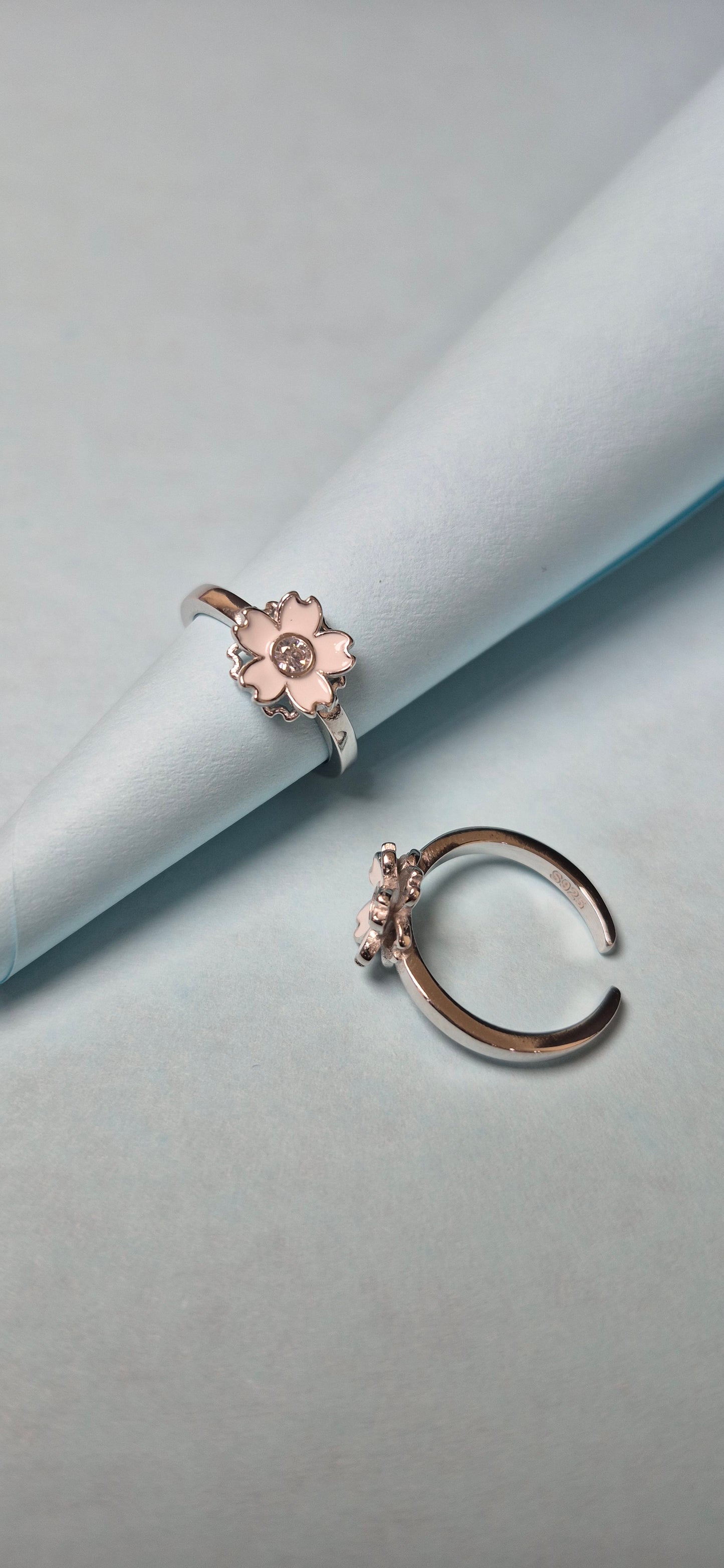 White enamel flower toe ring