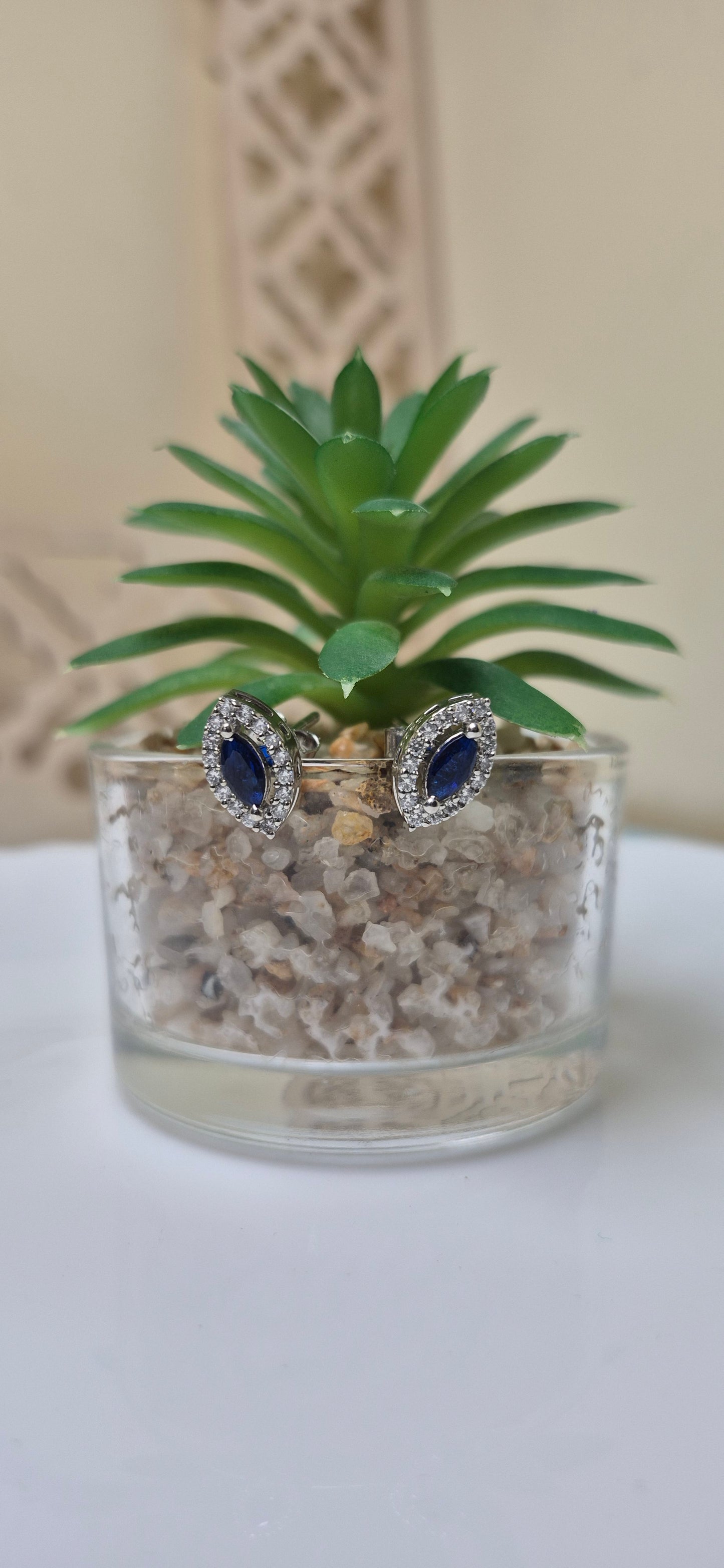 Blue eyes stud