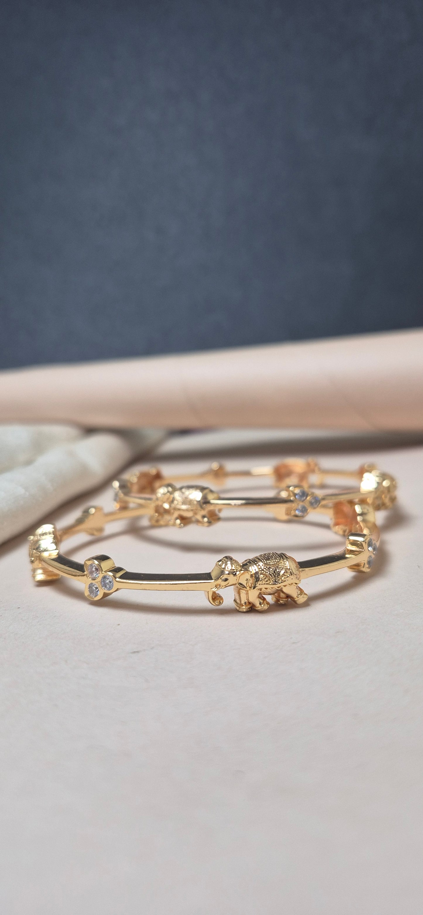 Close setting elephant bangles