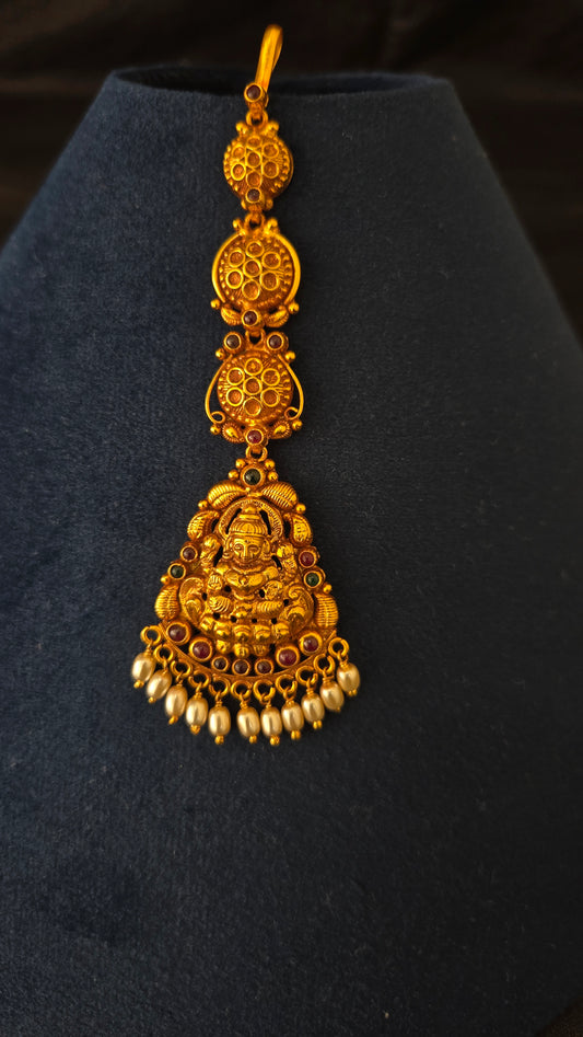 Nakas lakshmi maang tikka with pearls