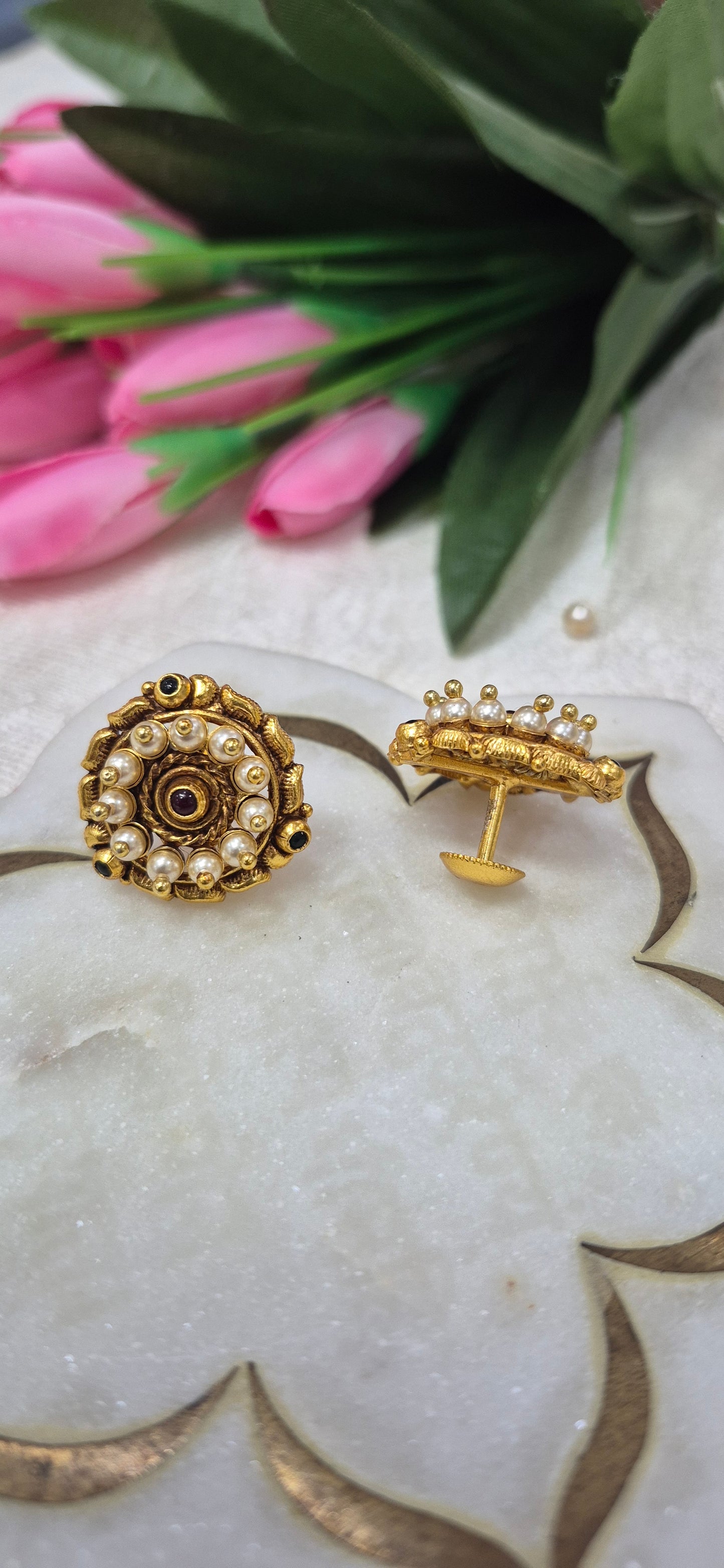 Pearl nagas stud