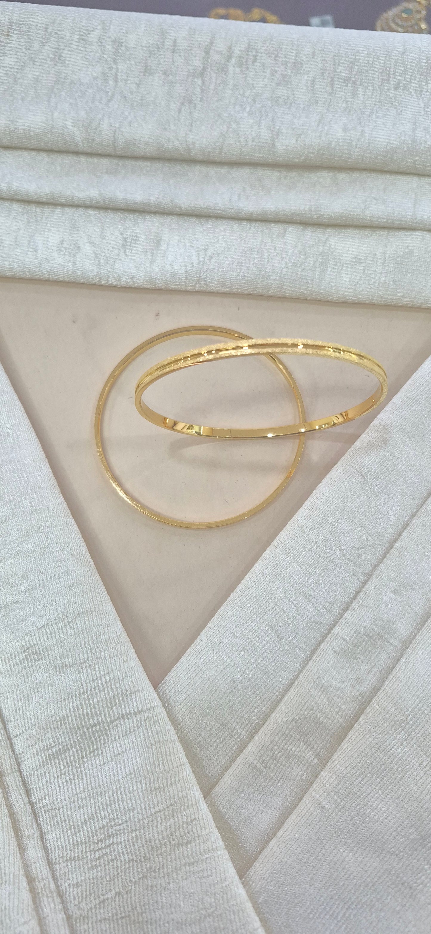 Plain bangle single gold line 2.2