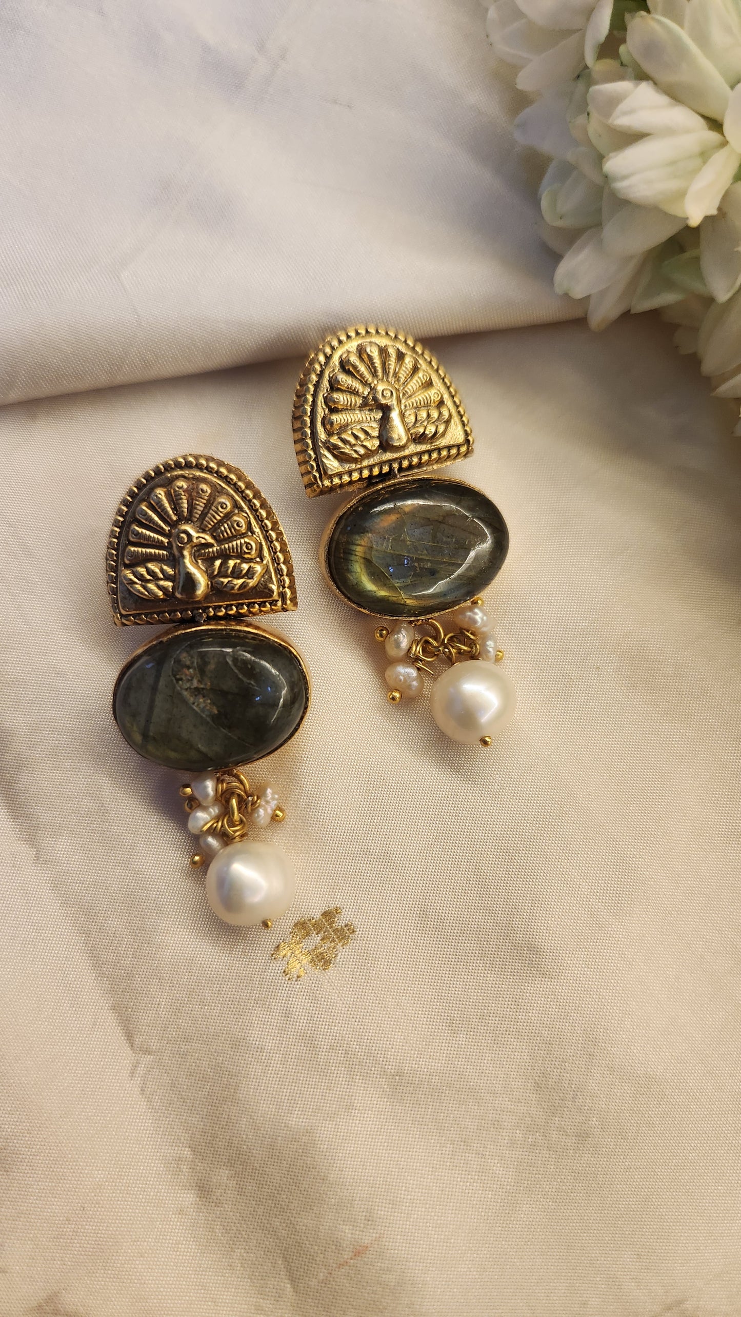 Labradorite contemporary set with fresh pearl chain