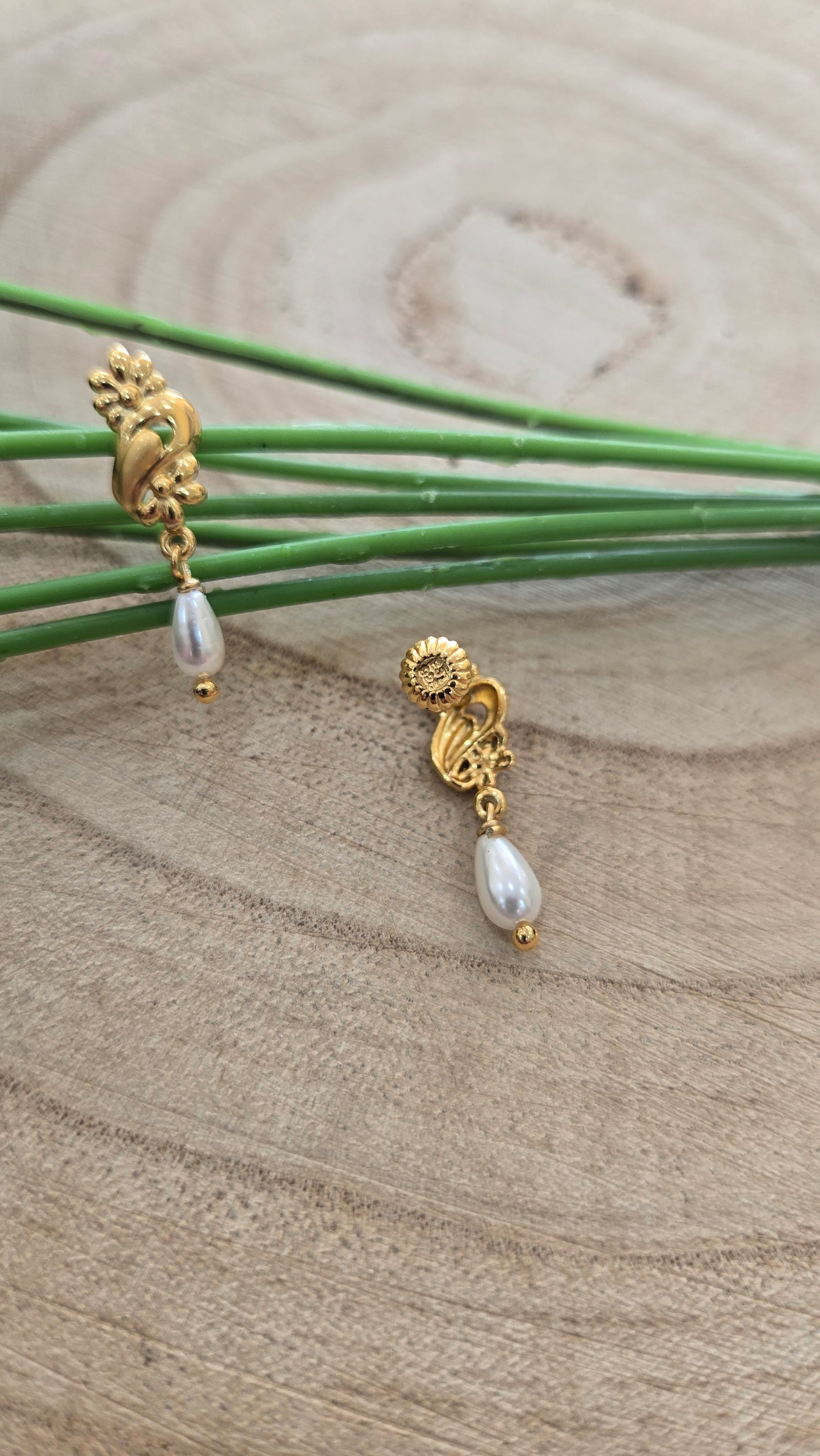 Pearl drop earring
