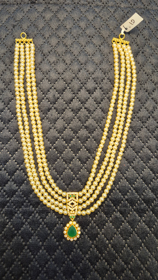 4 layer Short Necklace in pearls with Green stones