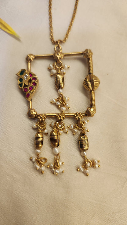 Contemporary chain with kundan pendant