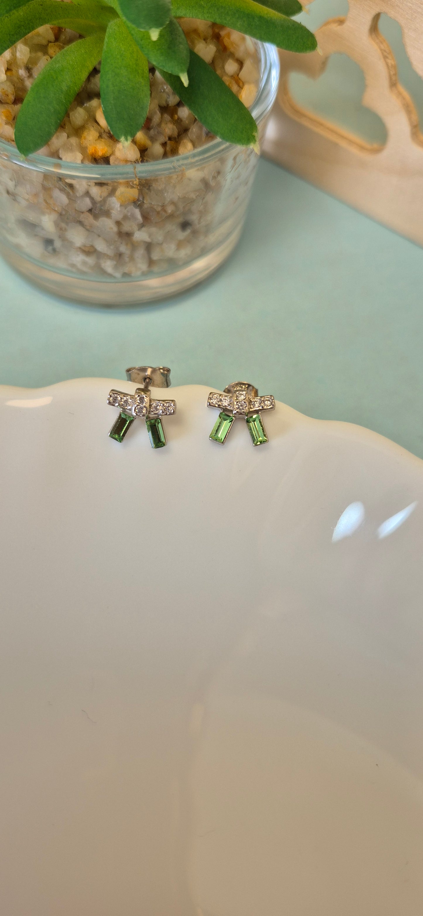 Green Bow stud