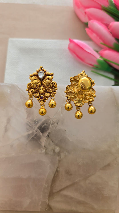 Nakas stud with gold balls