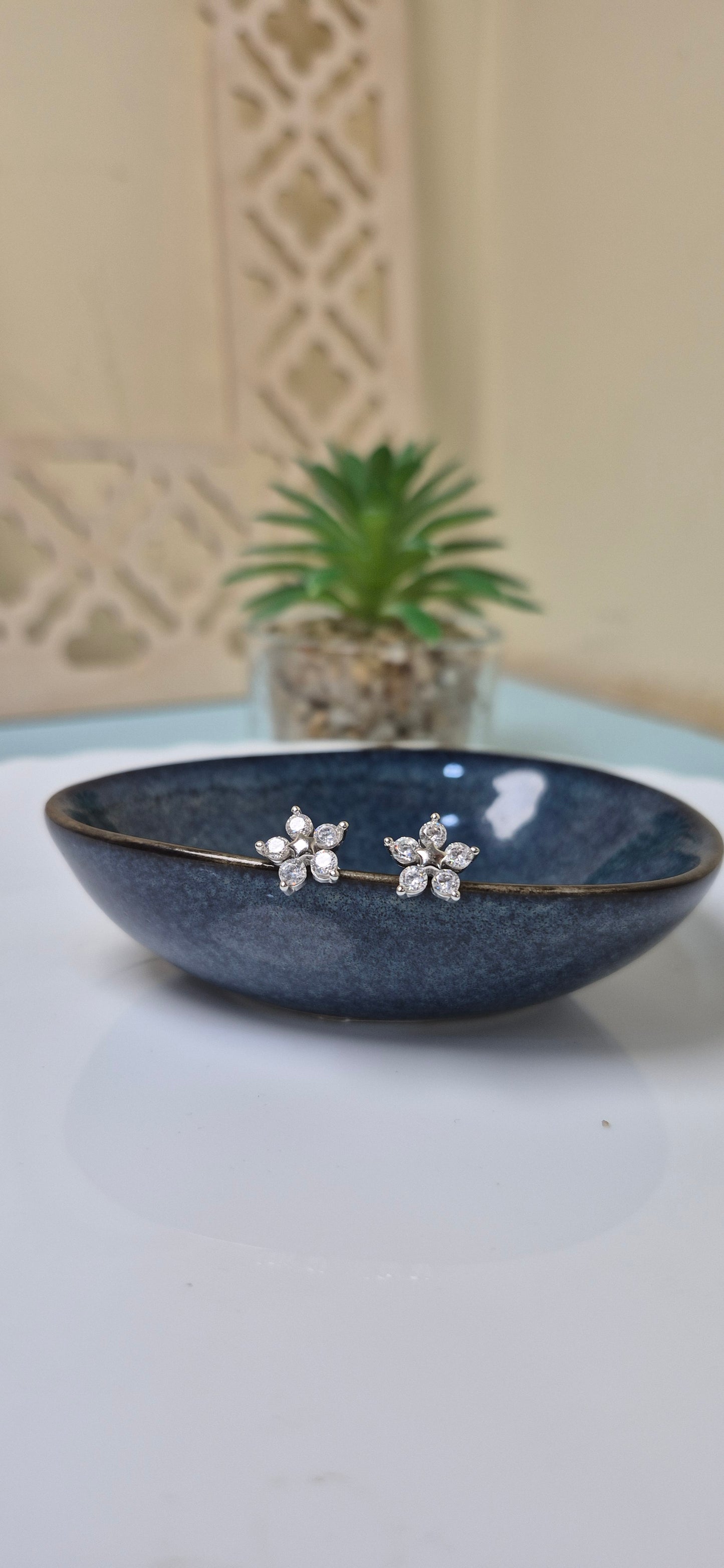 Five petals stone stud