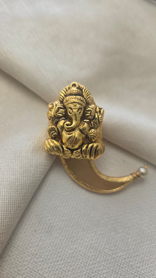 Hand Nakas ganesh Tiger Nail pendant