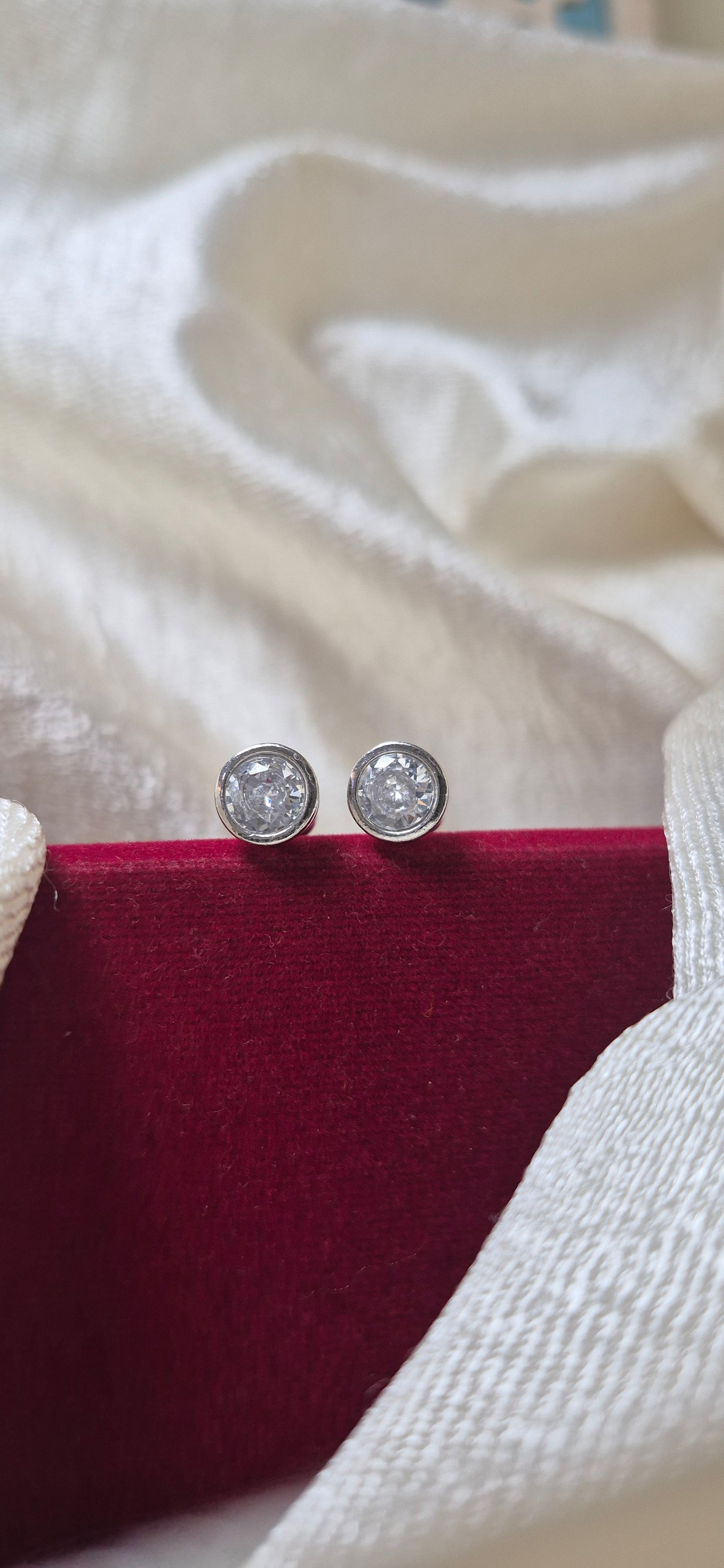 Round zircon helix stud
