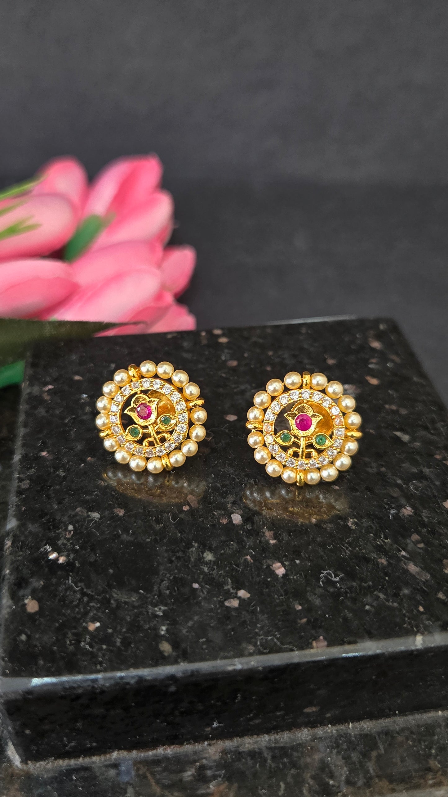Stone tulip with Pearls stud