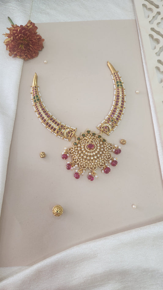 Stone studded Kundan Hasli