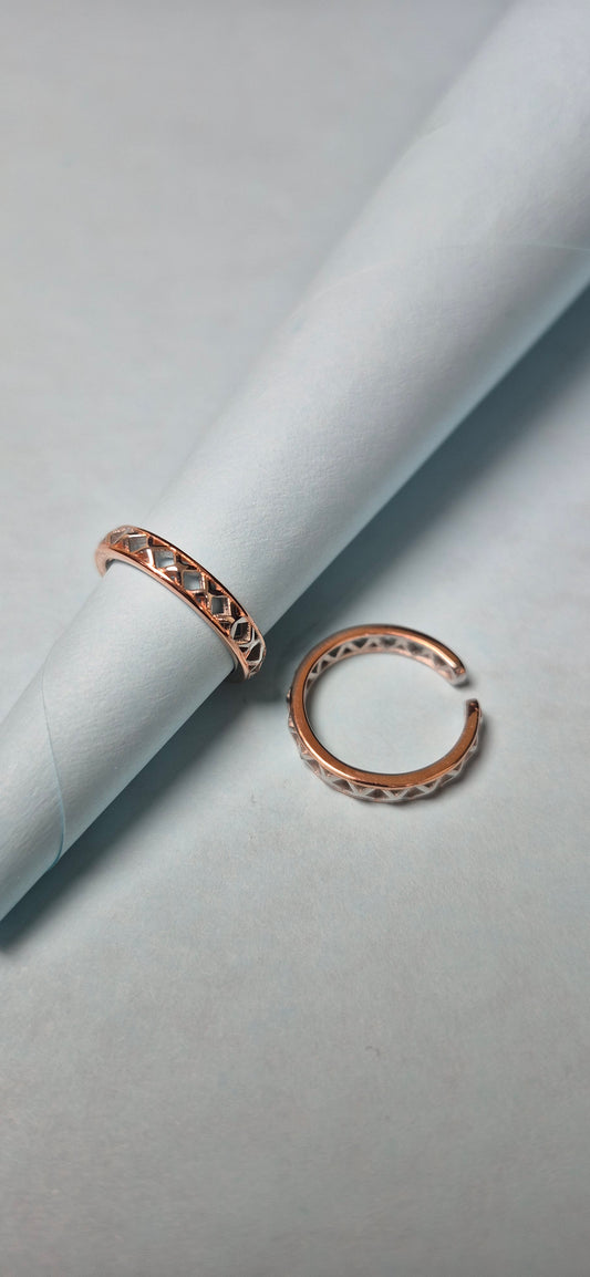 Geometric dual tone toe rings