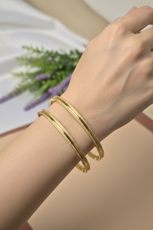Plain bangle single gold line size 2.2