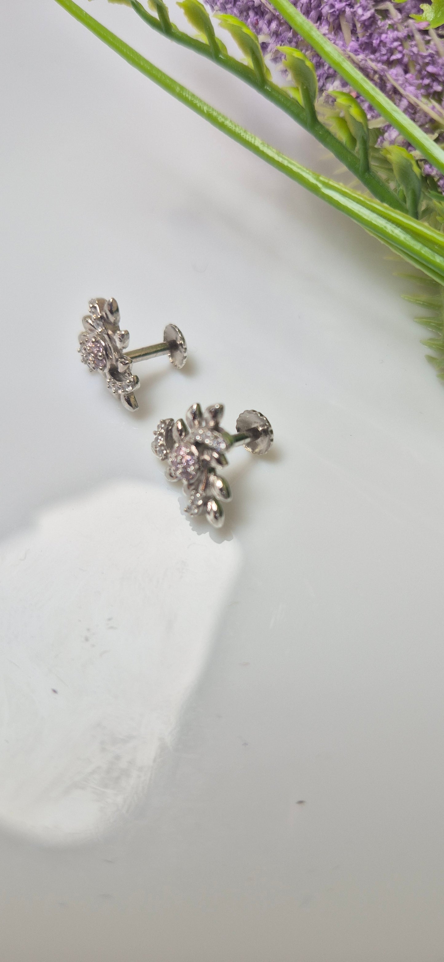 Tri leaf stud