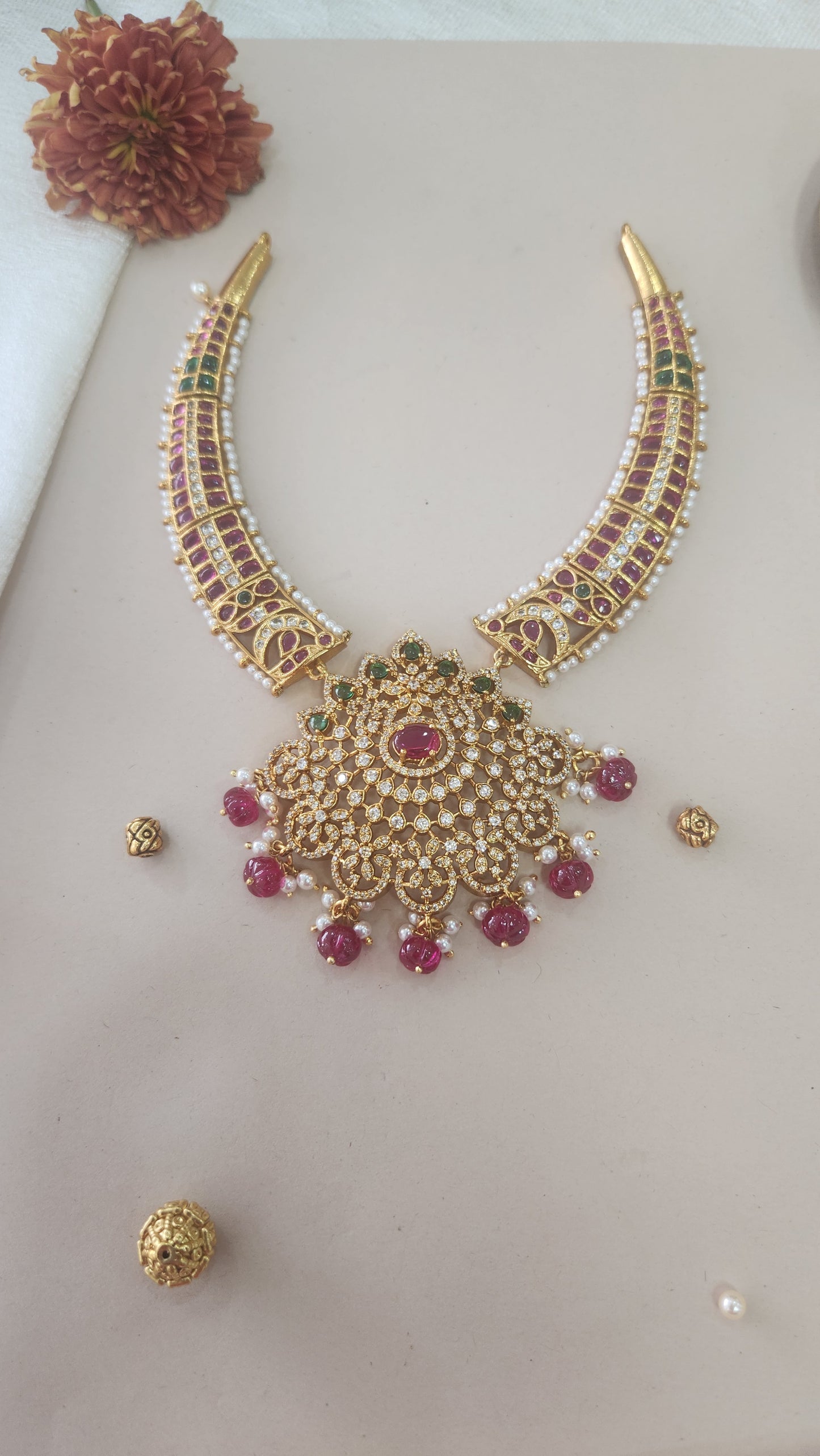 Stone studded Kundan Hasli