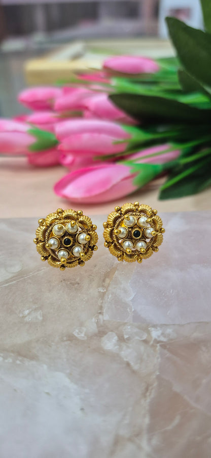 Nakas Pearl stud