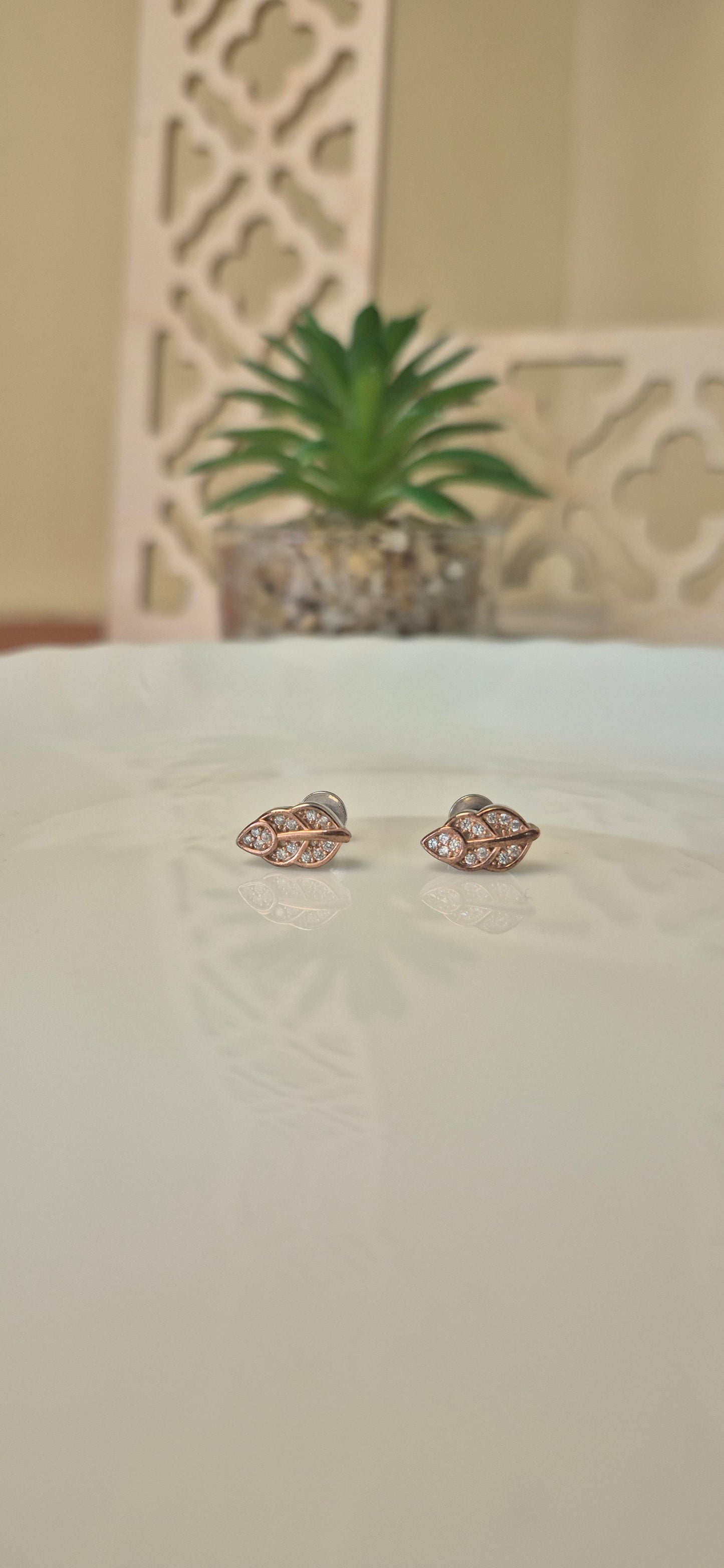 Leaf dual tone stud