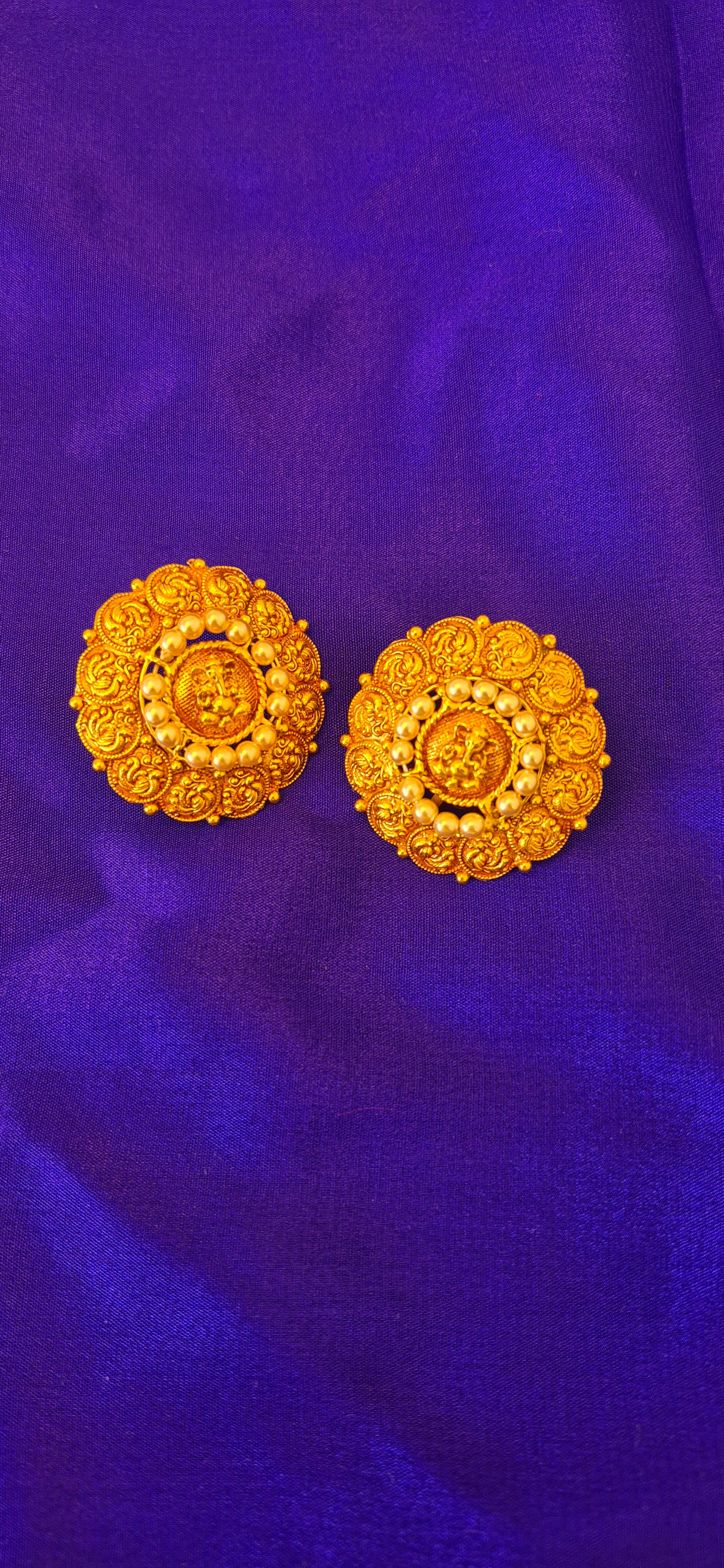 Kasula stud with pearls