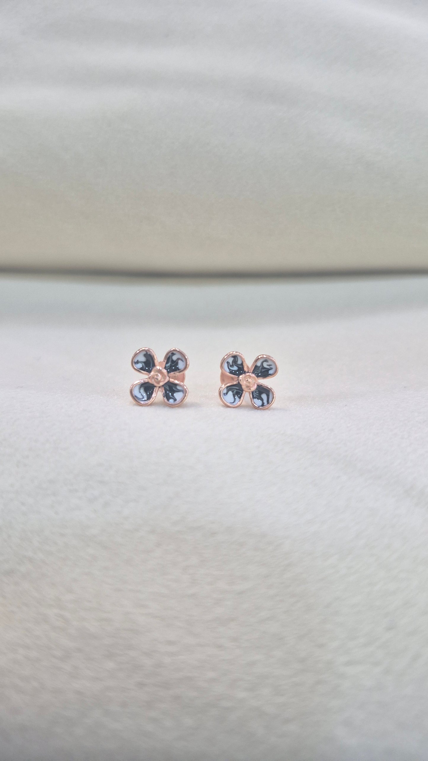 4 petal stud
