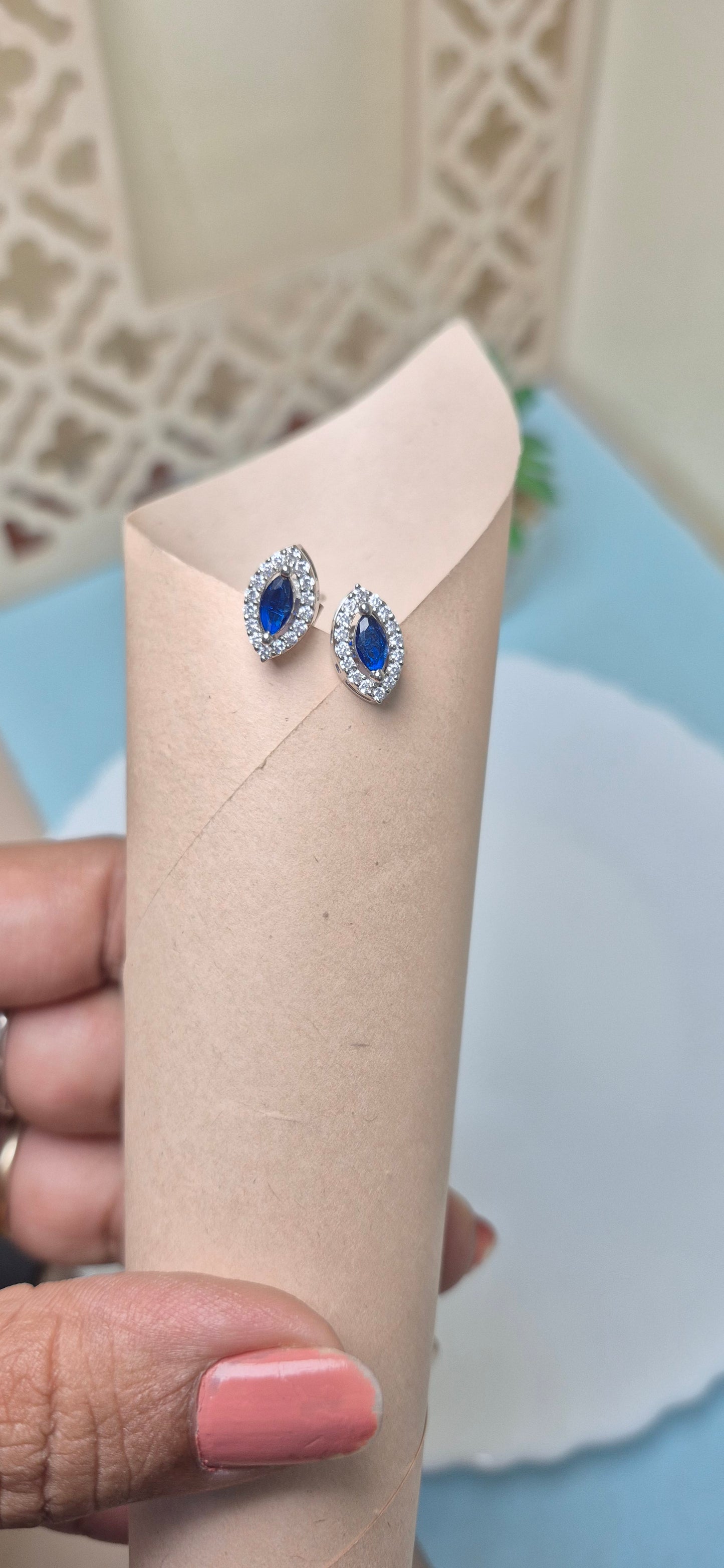 Blue eyes stud