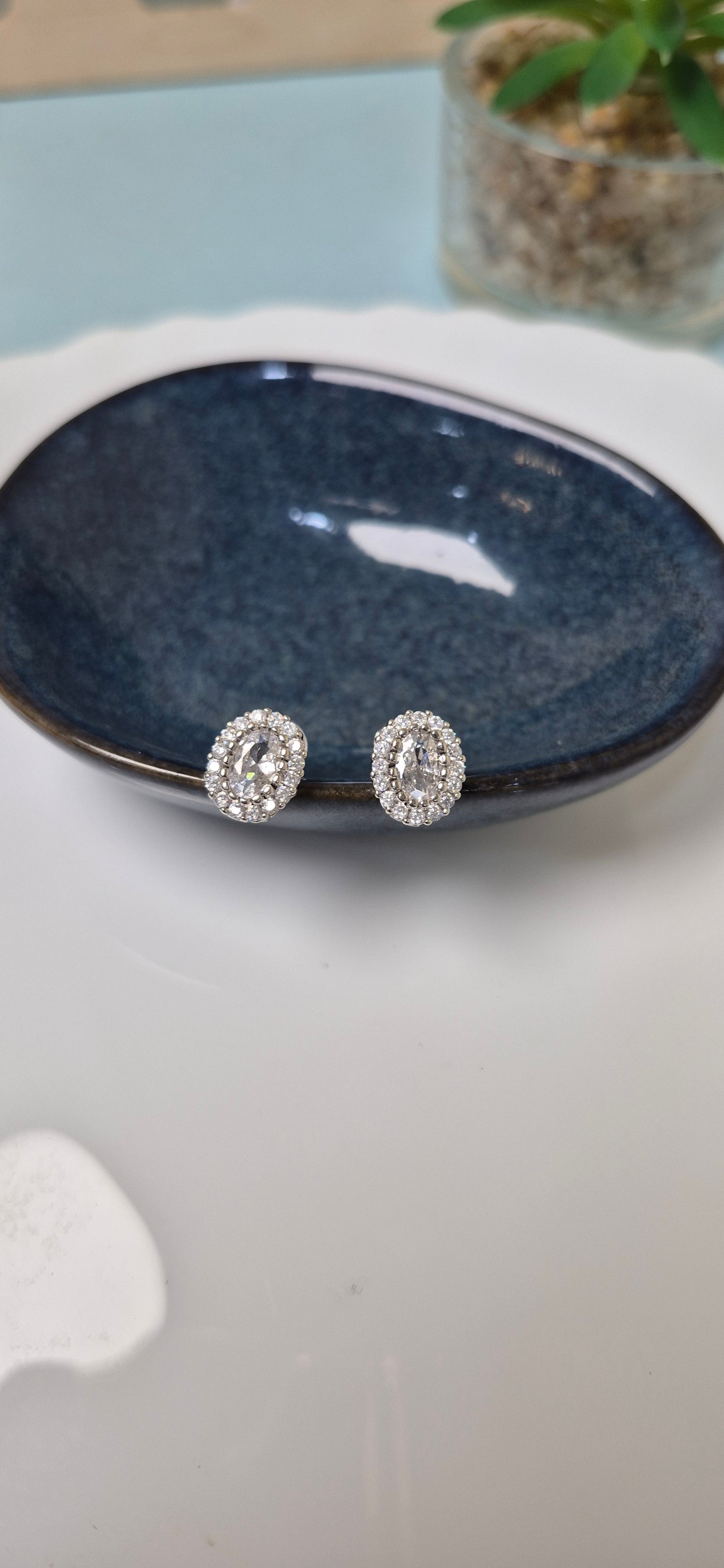 Oval stone stud