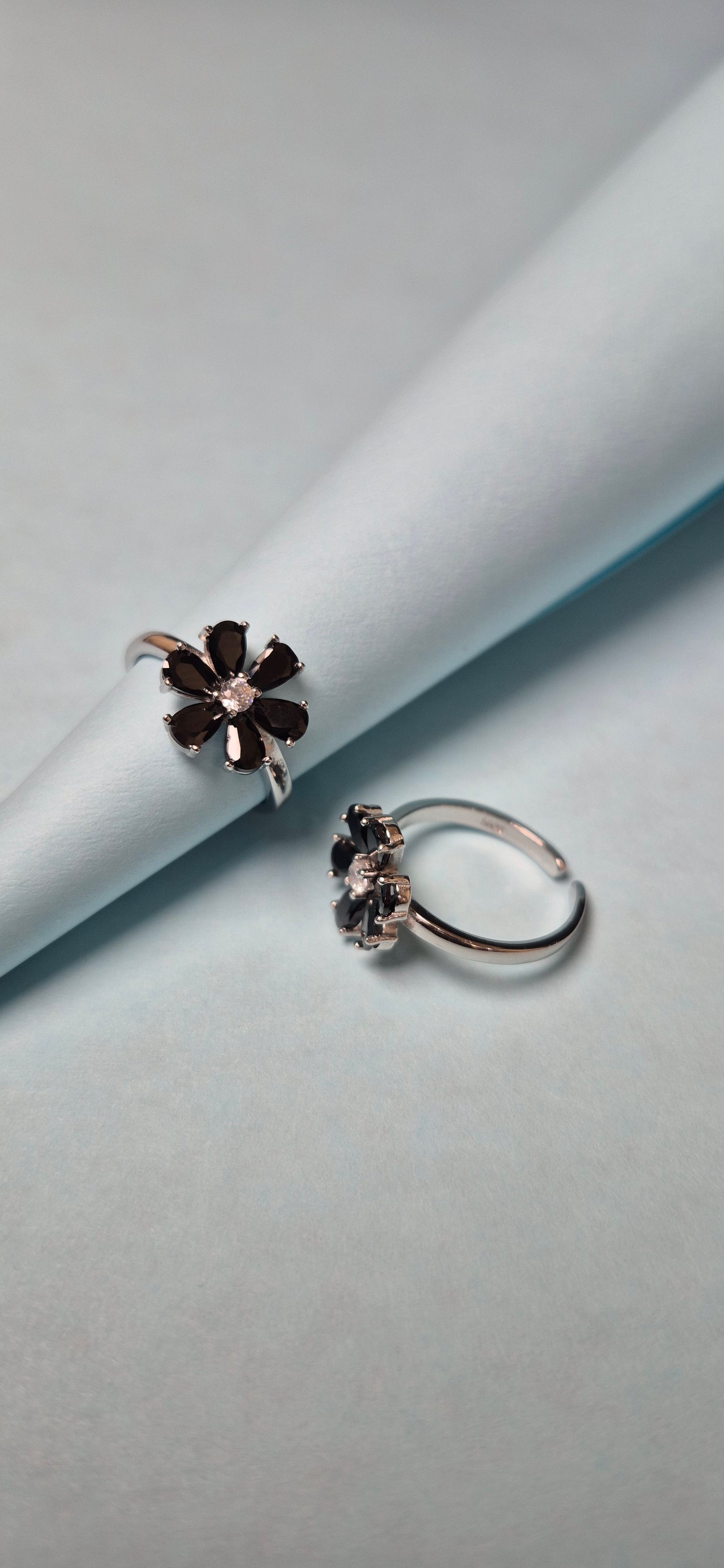 Black stone flower toe rings