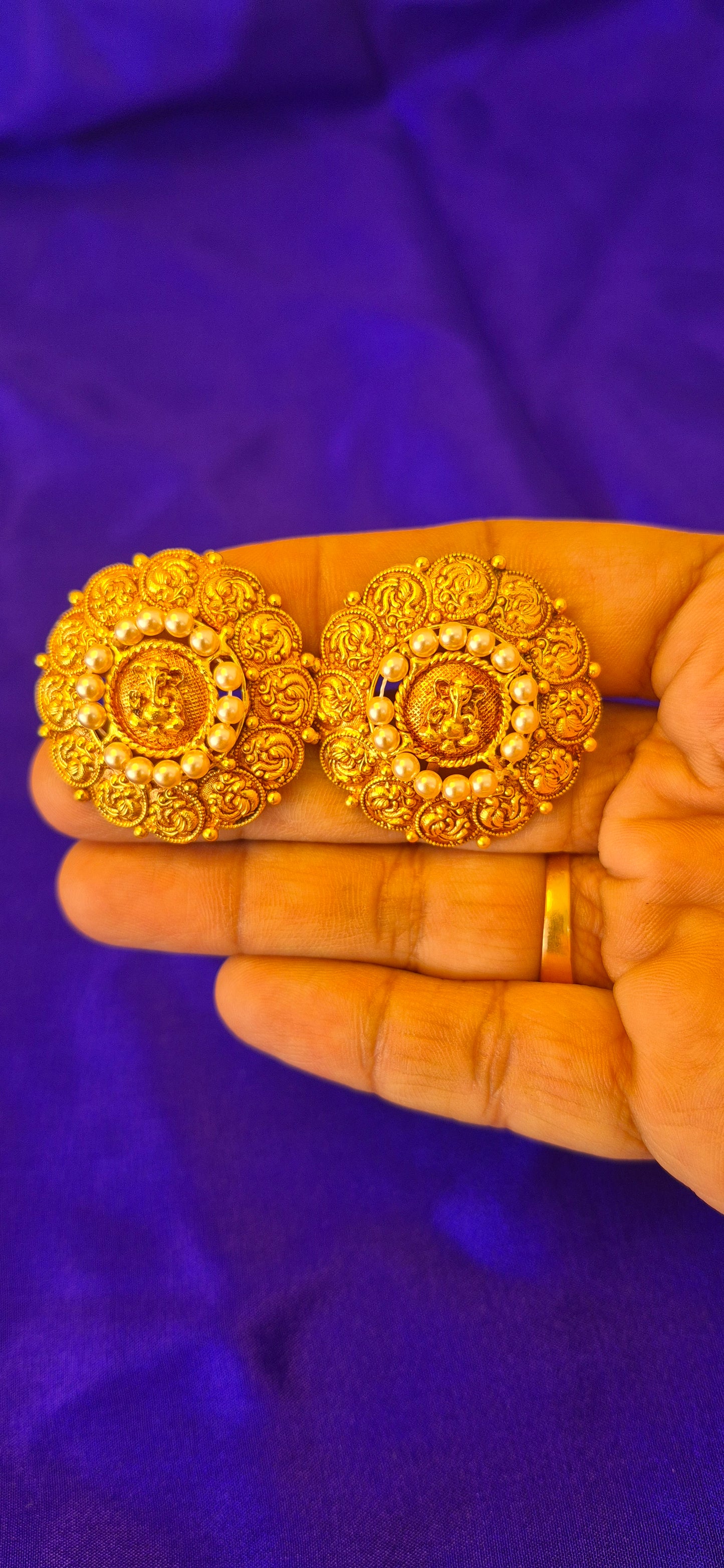 Kasula stud with pearls