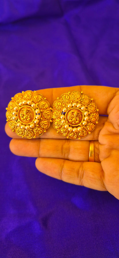 Kasula stud with pearls