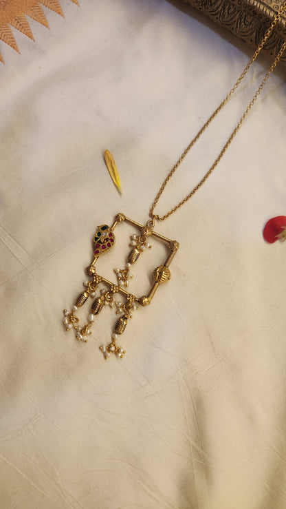 Contemporary chain with kundan pendant